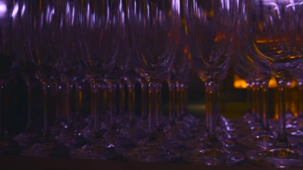 Zblízka záběry čisté víno a šampaňské sklenice na stole v restauraci — Stock video