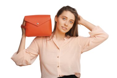 Makyaj malzemeleriyle makyaj yapmak için kırmızı çantalı güzel bir moda kadını fotoğrafı.