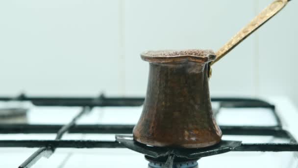 Filmagem de café turco no fogão a gás derramando em chamas — Vídeo de Stock