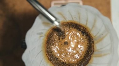 Kahve hazırlayan baristanın kafedeki filtre kahve görüntülerini kapat.