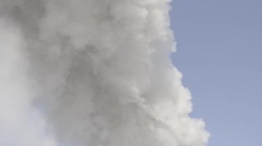 Eski klasik lokomotif treninin duman veya buhar makinesinin görüntüsü