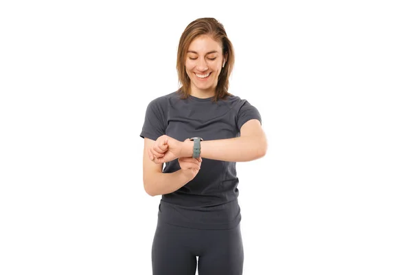 Photo de jeune femme sportive de fitness utilisant smartwatch pour surveiller la fréquence cardiaque — Photo