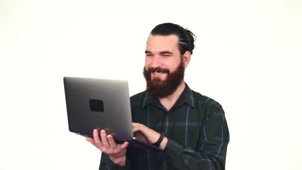 Nagranie wesołego mai z brodą przy użyciu laptopa na białym tle — Wideo stockowe