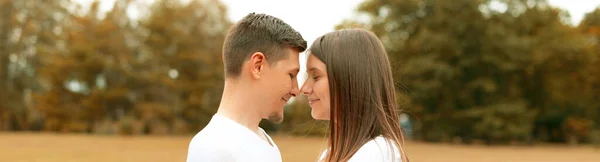 可爱的年轻夫妇在日落时分在公园里拥抱，浪漫的微笑着的人们 — 图库照片