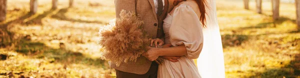 Happy beautiful newlywed couple together in the sunlight. — Stock Photo, Image