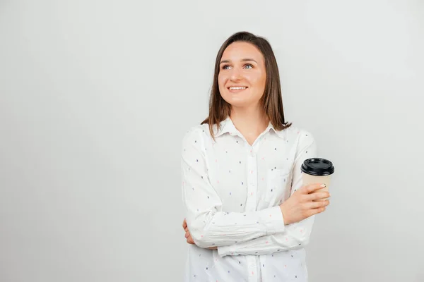 Foto Una Joven Mujer Oficina Sonriendo Sosteniendo Una Taza Café — Foto de Stock