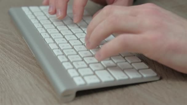Close-up video van de mens typen op computer toetsenbord — Stockvideo