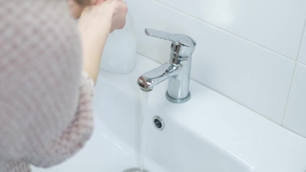 Закрыть видео, как женщина моет руки в ванной — стоковое видео