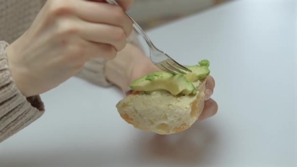 Közelkép a nőről, aki avokádós szendvicset készít, egészséges stílusban. — Stock videók