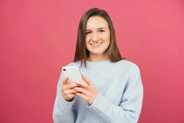 Mulher Positiva Está Usando Smartphone Enquanto Sorri Para Câmera Estúdio — Fotografia de Stock