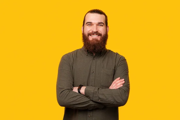 교차하는 수염을 현란하게 미소짓는 사람의 스튜디오 노란색 — 스톡 사진