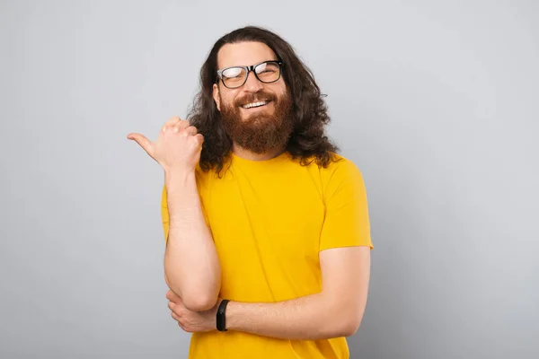 Homem Barbudo Excitado Vestindo Camiseta Amarela Com Cabelos Longos Está — Fotografia de Stock