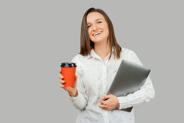 Задоволена Молода Жінка Тримає Чашку Кави Ноутбук Студійний Знімок Сірому — стокове фото