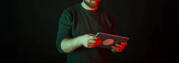 Panorama Fotografie Muže Bez Tváře Držícího Tablet Zeleném Červeném Světle — Stock fotografie