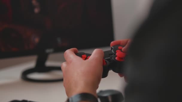 Närbild video av man spelar spel online med joystick — Stockvideo