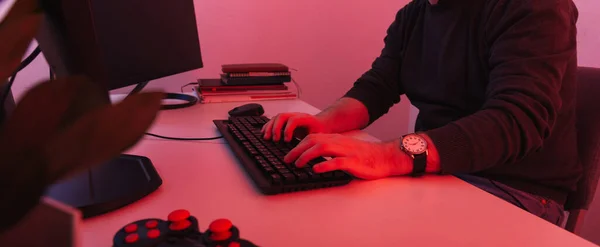仕事中の男性のパノラマ写真とオフィスのコンピュータで入力します 赤い光のショット — ストック写真