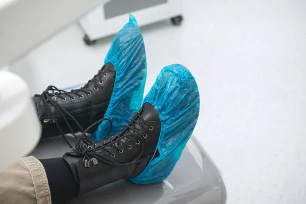 Bir Hasta Doktora Giderken Tek Kullanımlık Mavi Bir Ayakkabı Giyer — Stok fotoğraf