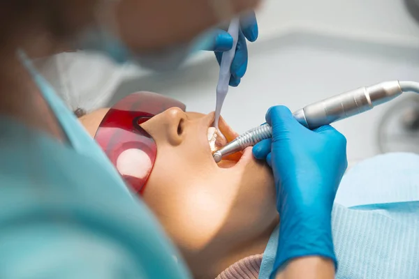 Jonge Vrouwelijke Tandarts Zweten Wegwerpmasker Handschoenen Het Werkproces Met Een — Stockfoto