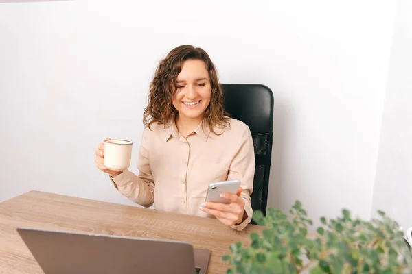 Junge Ekstatische Frau Genießt Ihre Kaffeepause Mit Einer Schönen Tasse — Stockfoto