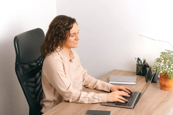 Junge Fröhliche Kurzhaarige Frau Sitzt Schreibtisch Sie Arbeitet Laptop — Stockfoto