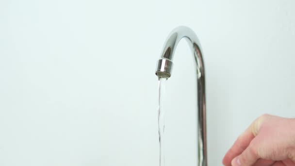 Nahaufnahme Video von Mann, der Wasser aus Waschbecken in Glas gießt — Stockvideo