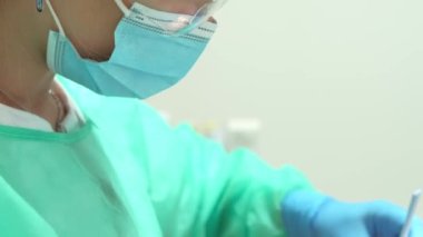 Doktorun klinikte ameliyat yaparken çekilmiş videoyu kapat.