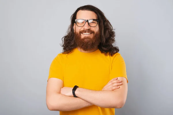 Retrato Jovem Barbudo Forte Vestindo Camiseta Amarela Óculos Com Cabelos — Fotografia de Stock