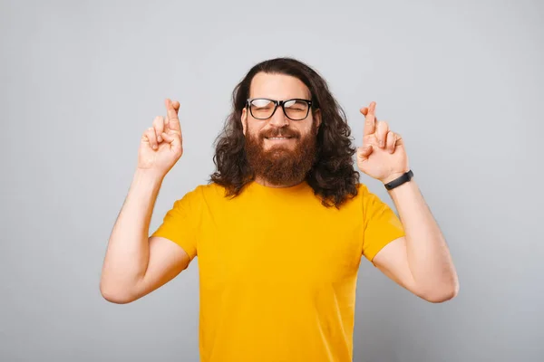 Hoppfull Skäggig Man Gul Shirt Står Med Slutna Ögon Och — Stockfoto