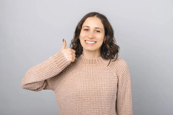 Close Portret Van Een Jonge Gelukkige Vrouw Met Kort Haar — Stockfoto