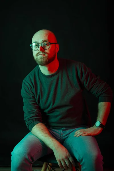 Foto Vertical Homem Careca Barbudo Sentado Uma Cadeira Sobre Fundo — Fotografia de Stock