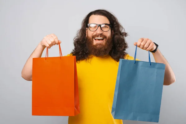 Homem Barbudo Excitado Usando Óculos Está Segurando Dois Sacos Compras — Fotografia de Stock