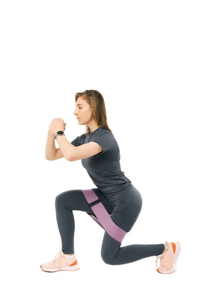 Foto Vertical Uma Jovem Mulher Exercitando Lunges Usando Uma Faixa — Fotografia de Stock