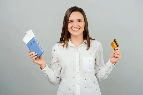 Uma Jovem Bonita Tem Passaporte Azul Cartão Crédito Amarelo Estúdio — Fotografia de Stock