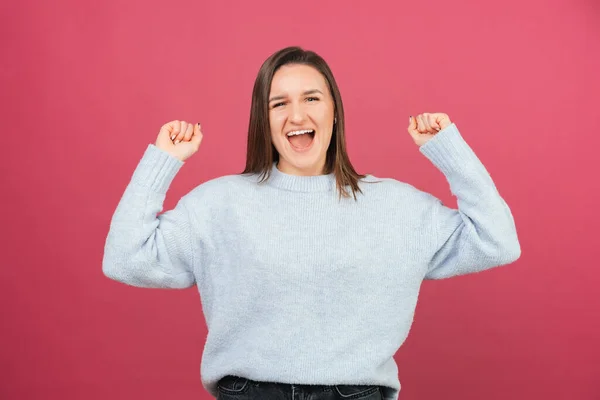 Retrato Una Mujer Extática Haciendo Gesto Ganador Sobre Fondo Rosa —  Fotos de Stock