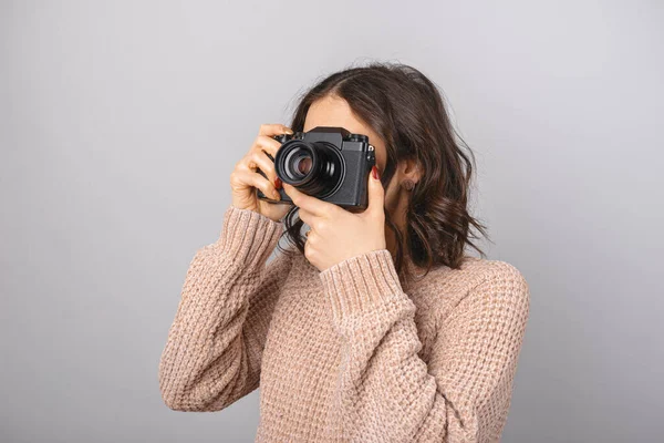 Tanımlanamayan Kadın Fotoğrafçı Elinde Bir Kamera Tutuyor Fotoğraf Çekiyor Stüdyo — Stok fotoğraf