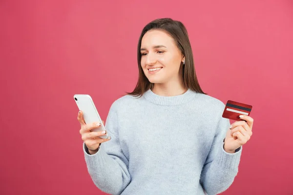 Content Female Using Mobile Banking While Holding Her Phone Card — Stock Photo, Image