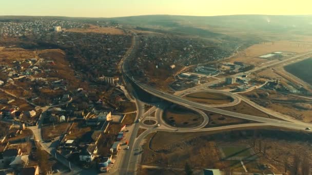 Luchtbeelden van het dorp van boven, veel wegen met auto 's bij zonsondergang — Stockvideo