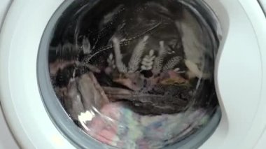 Çamaşır makinesinin çamaşır yıkama videosunu kapat
