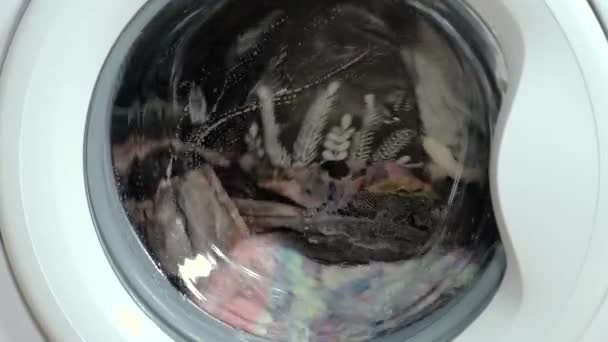 Zamknij powolny film wideo pralki prać ubrania — Wideo stockowe