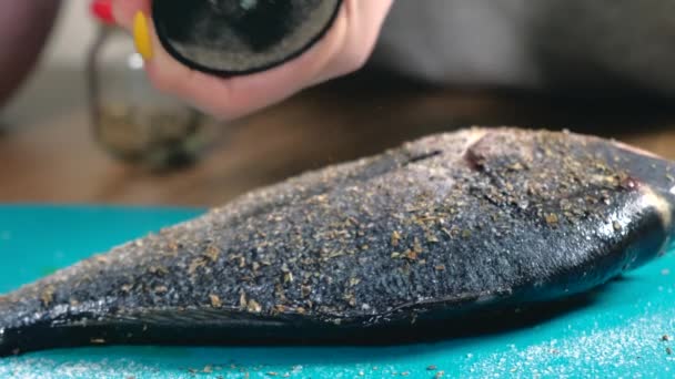 Nahaufnahme einer Frau, die Dorado-Fische für das Abendessen zubereitet — Stockvideo