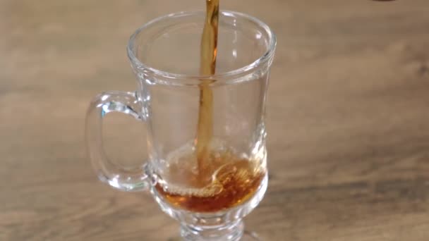 Vídeo de derramamento de chá preto em copo de vidro — Vídeo de Stock