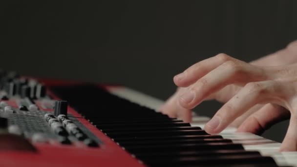 Gros plan vidéo d'un pianiste professionnel faisant de la musique — Video