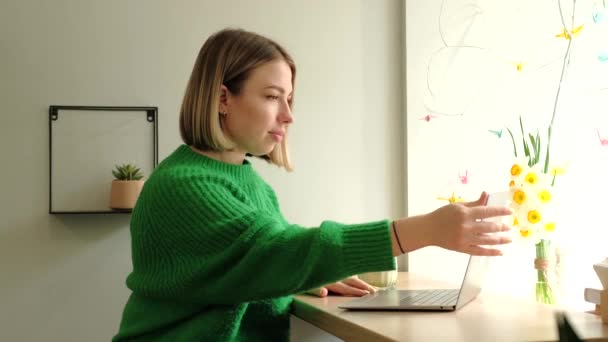 Footage of young freelancer woman opening laptop in cafe and getting ready for work — ストック動画