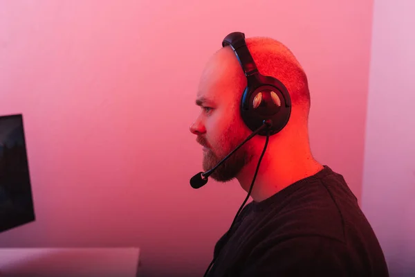 Side View Photo Concentrated Bearded Balding Man Wearing Headphones Red — ストック写真