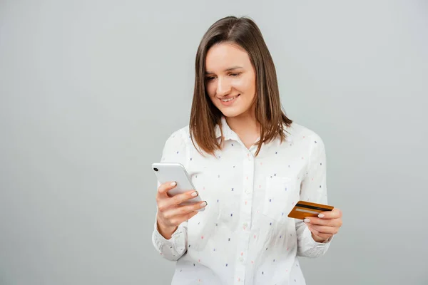 Portret Van Jonge Lachende Vrouw Casual Iets Online Kopen Smartphone — Stockfoto