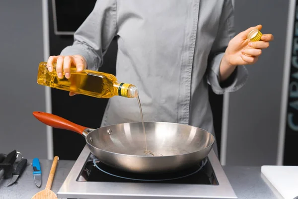 Close Photo Femnakle Chef Pouring Olive Oil Pan — Stock Photo, Image