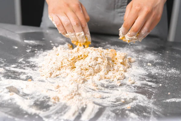 Foto Cerca Del Chef Preparando Masa Para Pasta Carbonara —  Fotos de Stock