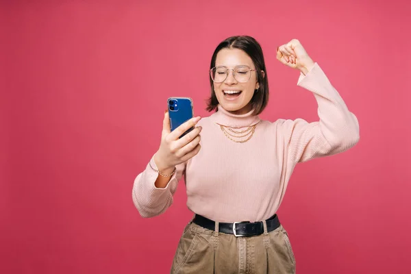 Ecstatic Jonge Vrouw Het Maken Van Winnaar Gebaar Terwijl Het — Stockfoto