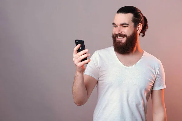 Hombre Barbudo Guapo Está Mirando Teléfono Mientras Sonríe Par Par — Foto de Stock