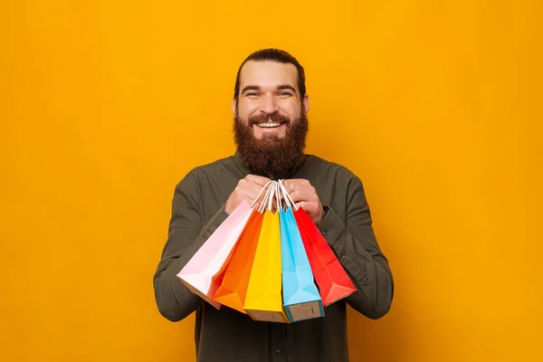 Content Bearded Man Holding Some Colourful Shopping Bags Front Him — Stock Photo, Image